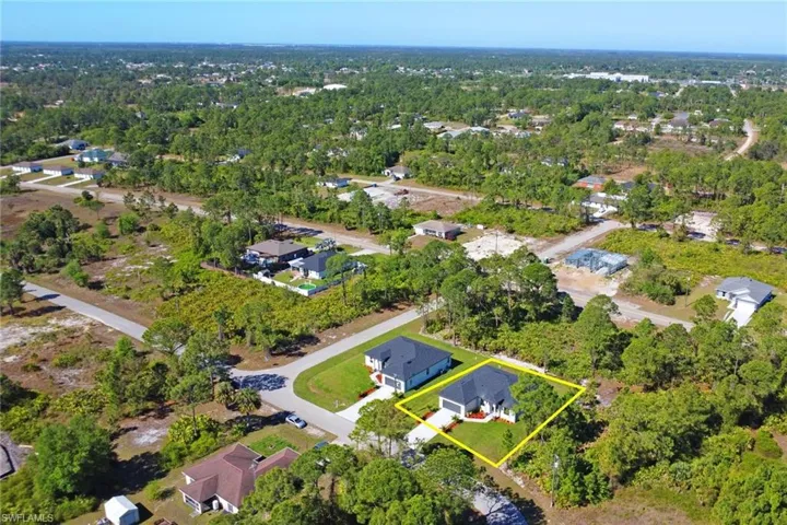 Aerial view featuring a residential view and a view of trees