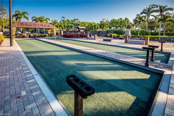 300  Wyndemere  WAY, Naples, FL 34105