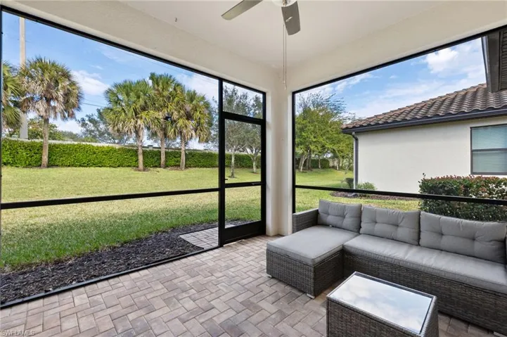 Sunroom featuring outdoor lounge area and a ceiling fan