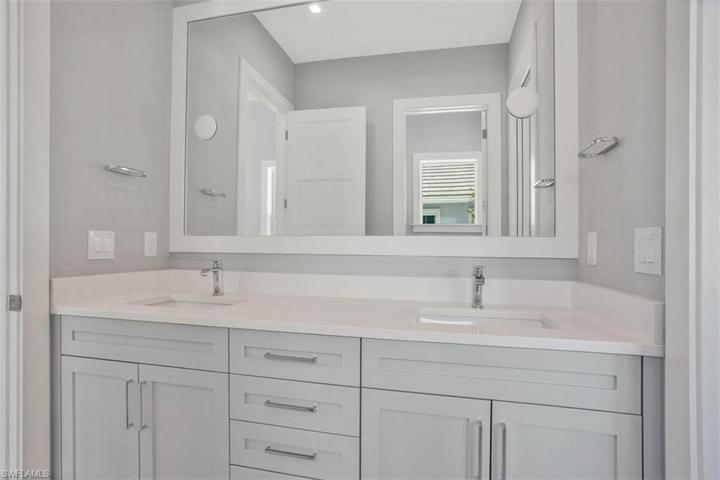 JACK & JILL BATHROOMBETWEEN BEDROOM 2&3