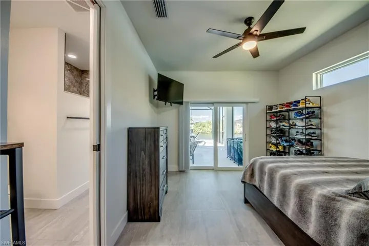 2nd Bedroom/Ensuite Bath W/Lanai Access