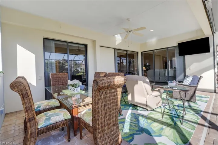 Dining area on covered lanai
