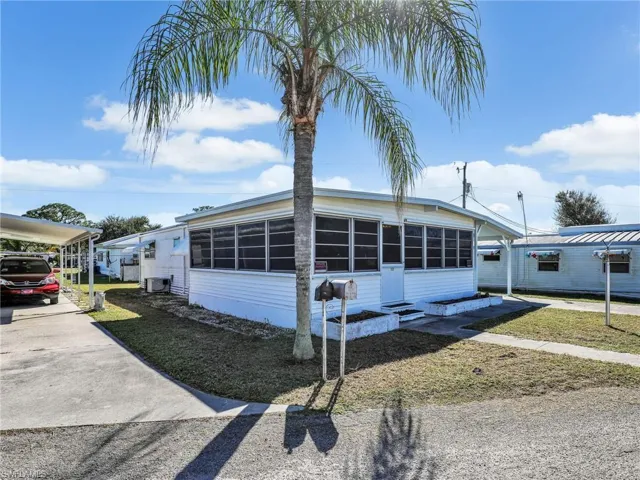 118  Flame  LN, North Fort Myers, FL 33917