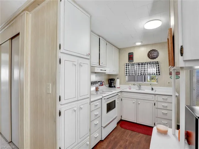 118  Flame  LN, North Fort Myers, FL 33917