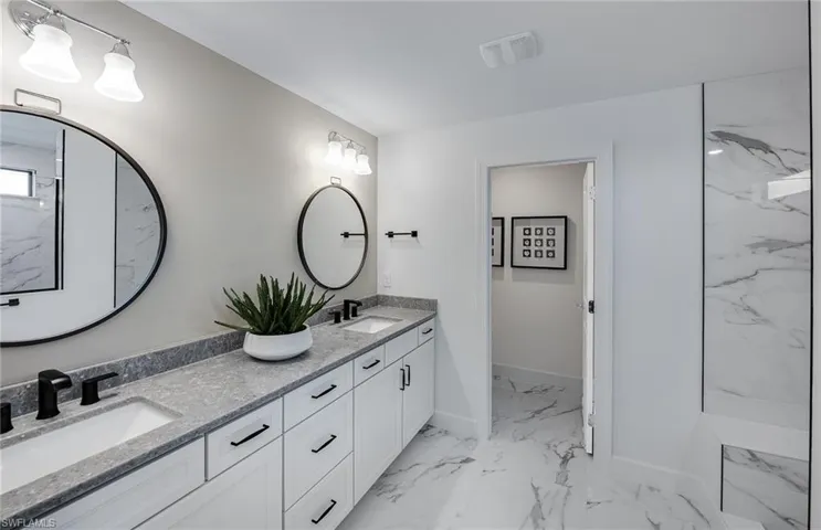 Interior photos are of a staged model home. Illustration purposes only. Options may vary.