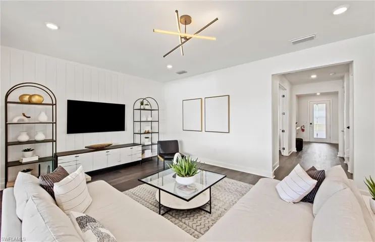 Interior photos are of a staged model home. Illustration purposes only. Options may vary.