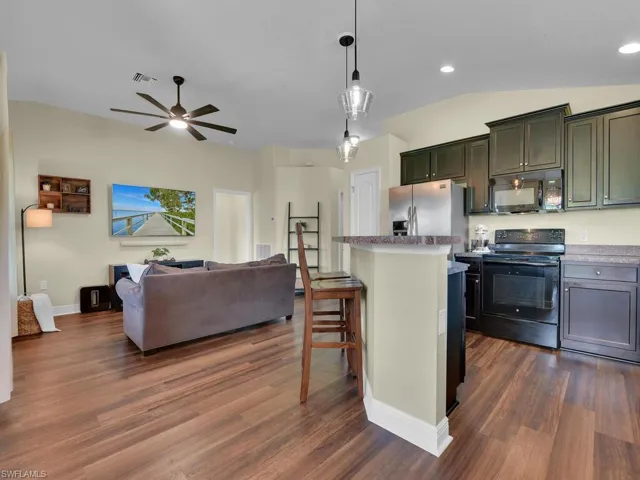 Kitchen w/ Breakfast Bar