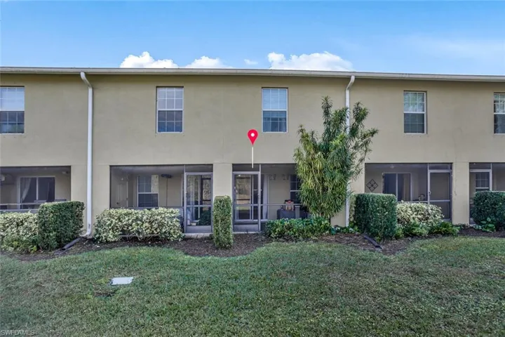 Townhome / multi-family property with a front yard