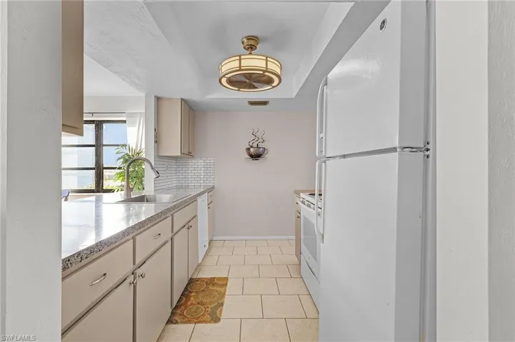 Kitchen with decorative backsplash