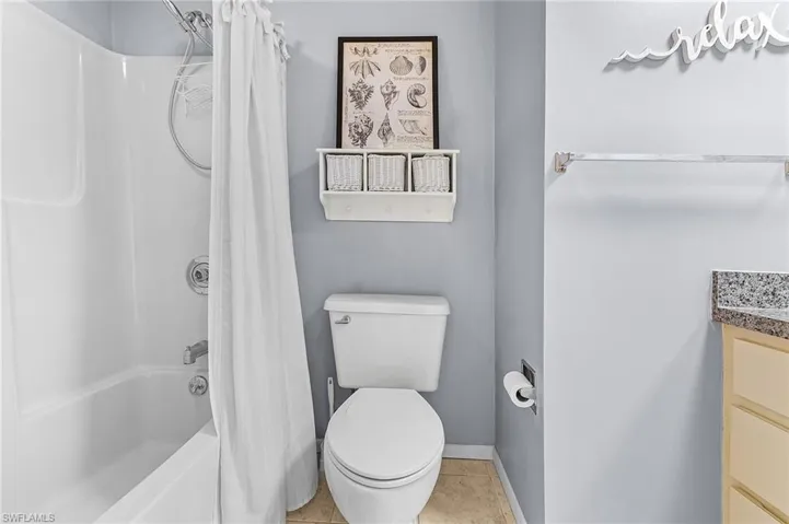 Primary bathroom suite with vanity, shower/tub combination