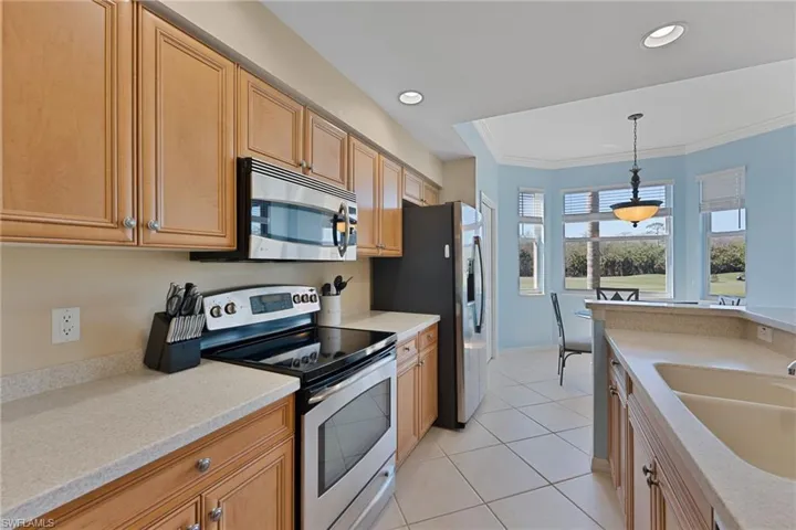Stainless appliances, solid surface counters and breakfast room