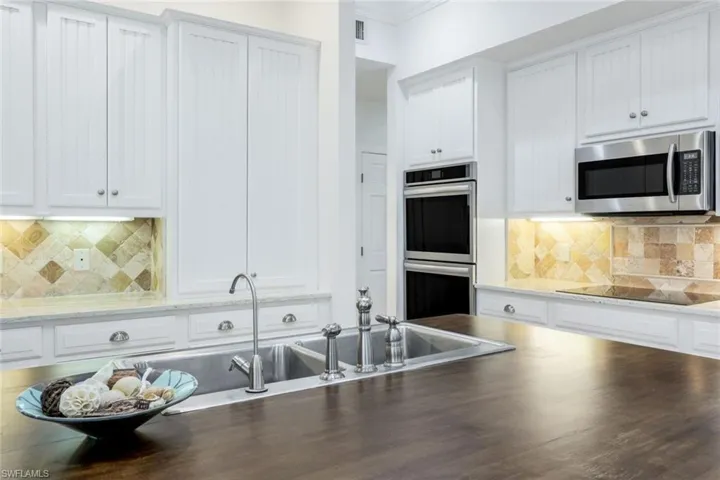 LARGE KITCHEN