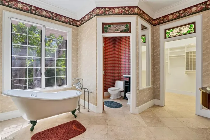Claw Tub, Bidet, Walk in Closet