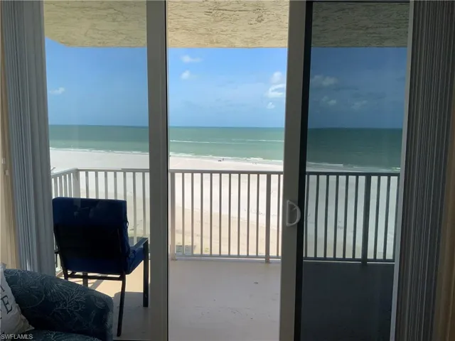 Listen to waves  and sleep peacefully !