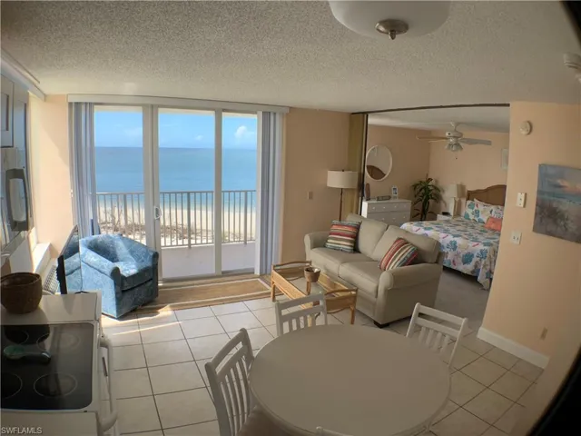 LIVING AREA GREAT VIEWS.
