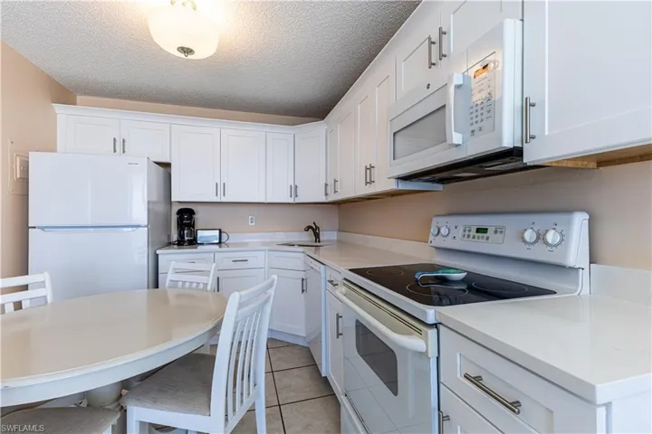 KITCHEN HAS QUARTZ COUNTERS