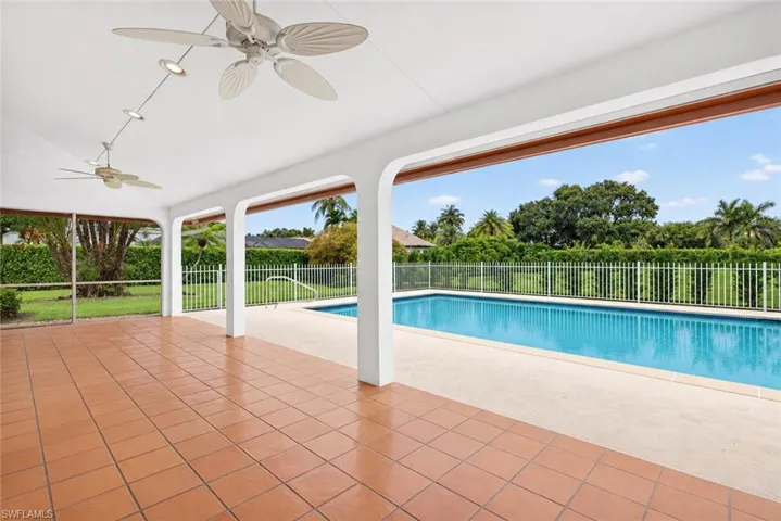 700 Hollybriar Ln, Naples, Florida 34108