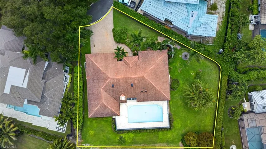 700 Hollybriar Ln, Naples, Florida 34108