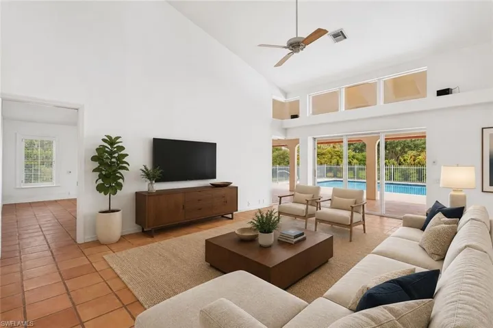 700 Hollybriar Ln, Naples, Florida 34108