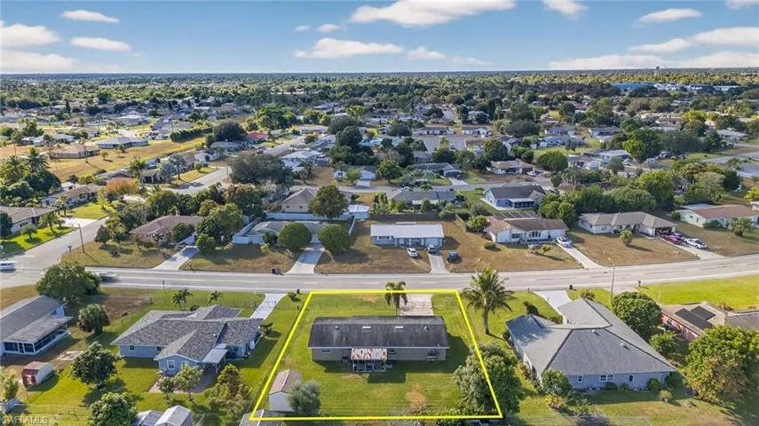 Aerial view of residential area featuring property parcel outlined