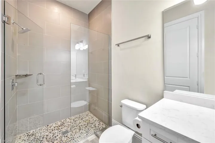 Casita offers an ensuite bathroom with a walk-in shower.
