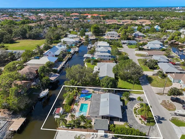 Bird's eye view of property featuring a water view
