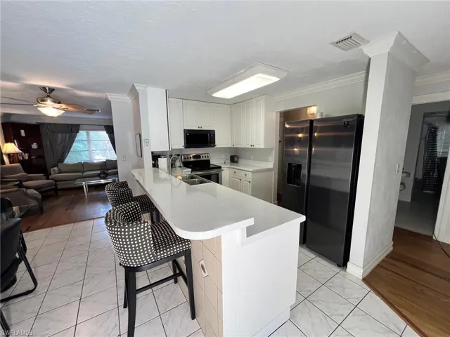 Eat-In Kitchen with Breakfast Bar