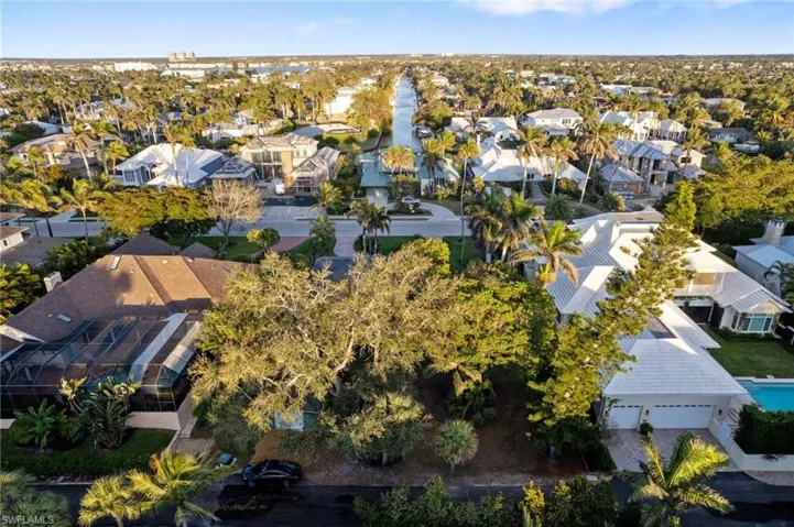Birds eye view of property featuring a residential view