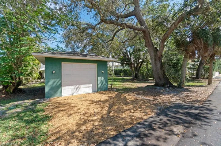 Detached garage with 2nd driveway d 2nd owner access road.