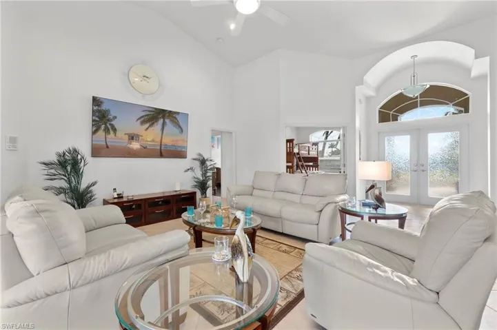 Living Room w/ Flat screen tv