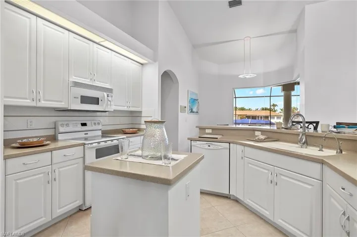 Kitchen w/ Island