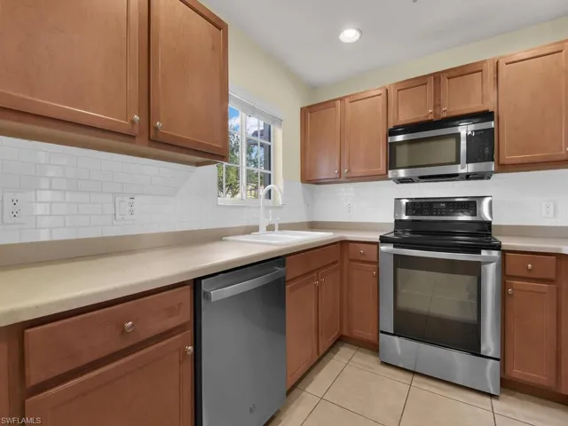 Kitchen w/ Lots Of Storage Space