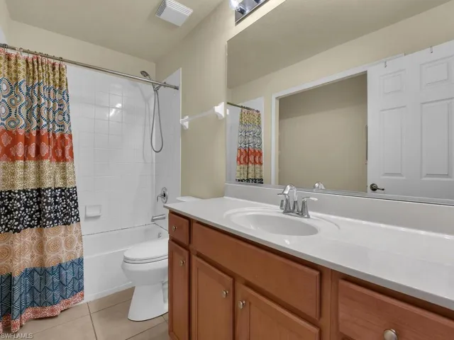 Guest Full Bath w/ Laundry Closet - Second Floor