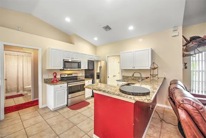 Breakfast bar, open concept, stainless appliances.