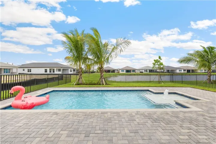 Pool with sunshelf and bubbler