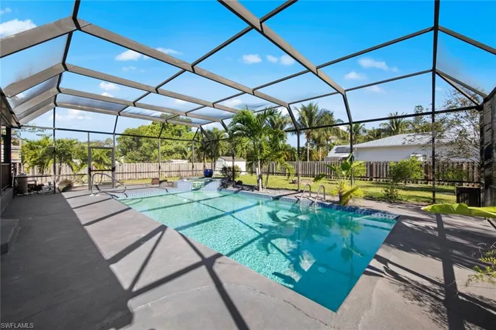 5275  Maple  LN, Naples, FL 34113