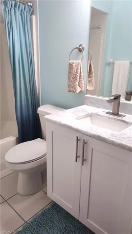 Guest shower/tub combo.