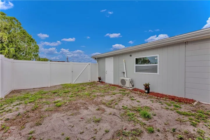 1122  Wesley W ST, Lehigh Acres, FL 33936