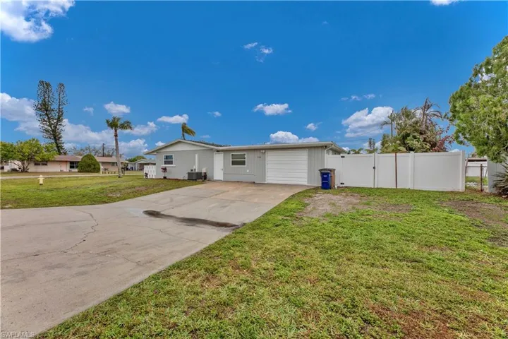 1122  Wesley W ST, Lehigh Acres, FL 33936