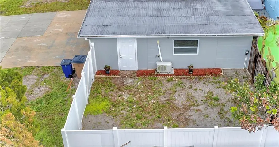 1122  Wesley W ST, Lehigh Acres, FL 33936