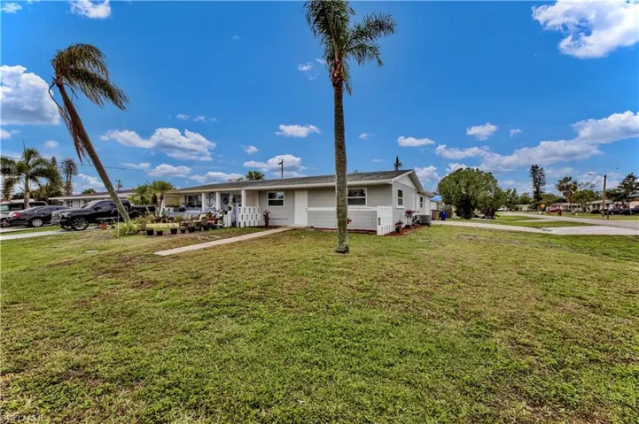 1122  Wesley W ST, Lehigh Acres, FL 33936
