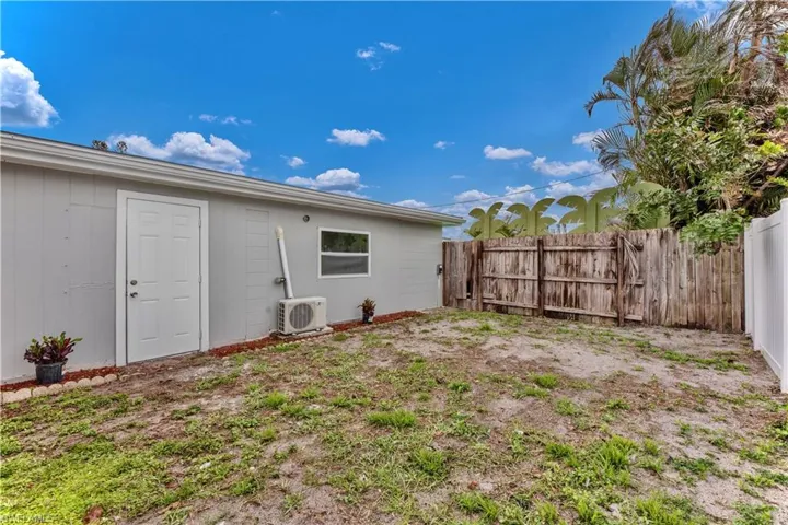 1122  Wesley W ST, Lehigh Acres, FL 33936