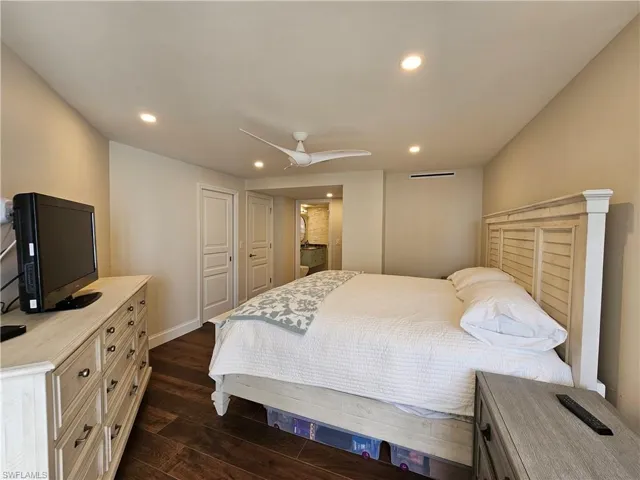 Guest Bedroom with en suite Bath