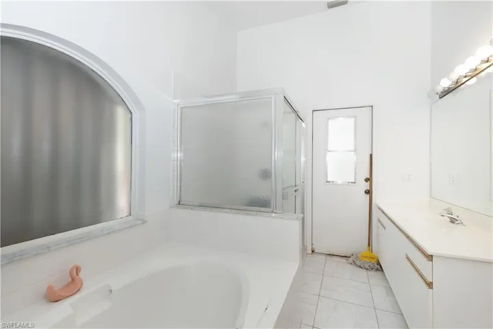 14750  Lake Olive  DR, Fort Myers, FL 33919