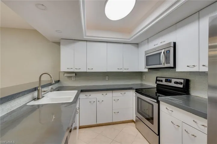 Both cove accent lighting and NEW overhead LED lighting create a bright kitchen workspace.