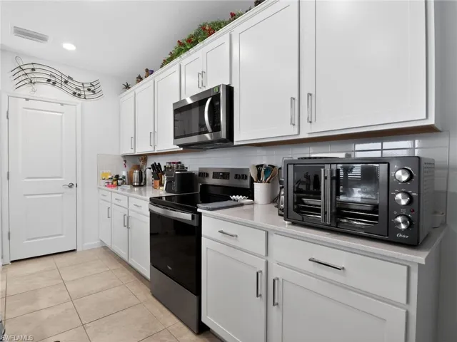 1672 Lake Jessup Cir, Cape Coral, Florida 33909