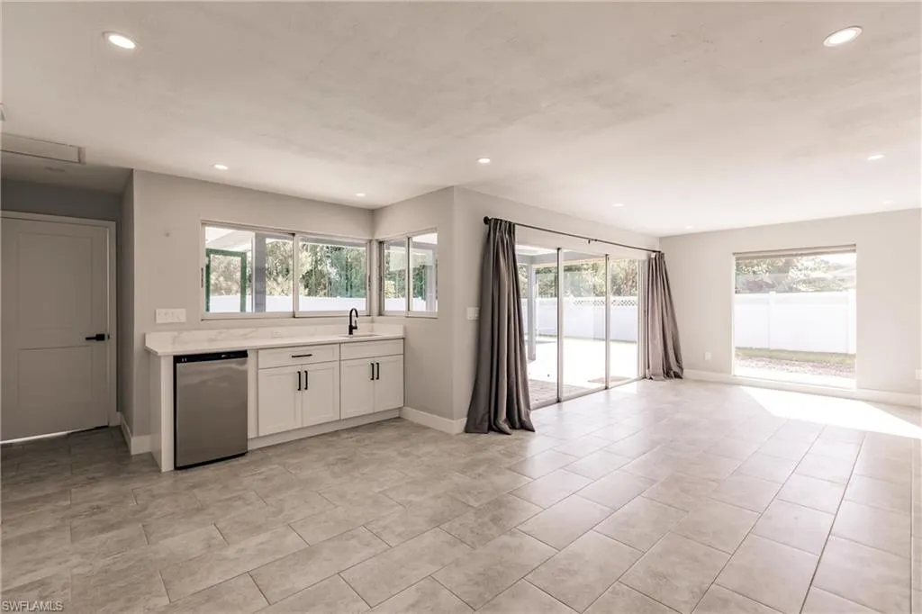 905 Dean WAY, Fort Myers, FL 33919,224071583