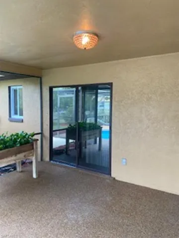 Sliding door to lanai.