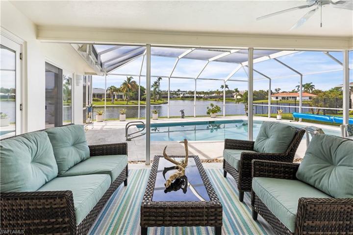 Amazing lake views from your lanai! Great space to relax and entertain!