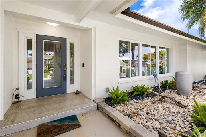 Beautiful tiled entryway into your home.